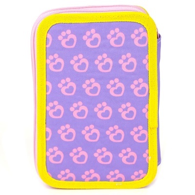 Estojo retangular com padrão de pegadas rosa sobre fundo roxo e contorno amarelo