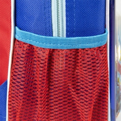 Mochila azul com bolso lateral em rede vermelha e fecho éclair azul claro