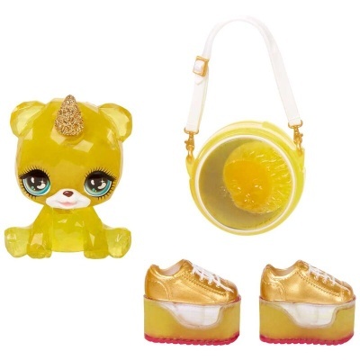 Brinquedo ursinho amarelo com chifre, mala redonda transparente com limão e sapatos dourados com solado vermelho