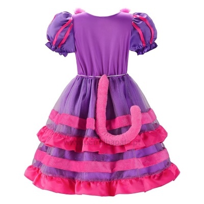 Vestido roxo e rosa com saia rodada e cauda peluda atrás