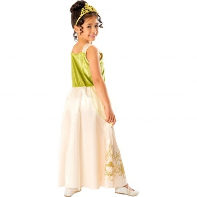 Menina com vestido de princesa verde e branco com detalhes dourados