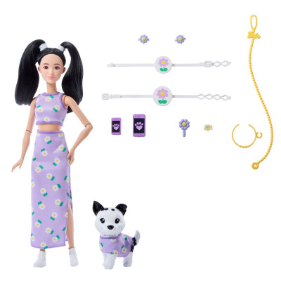 Boneca com roupa lilás de flores, cão de brinquedo, acessórios lilás e amarelos