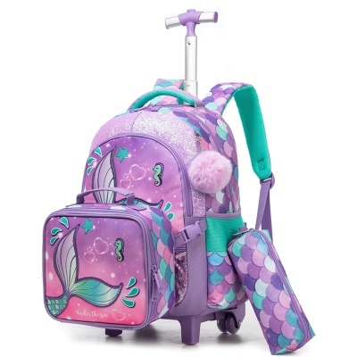 Mochila com rodas lilás com tema de sereia, acompanhada de dois estojos