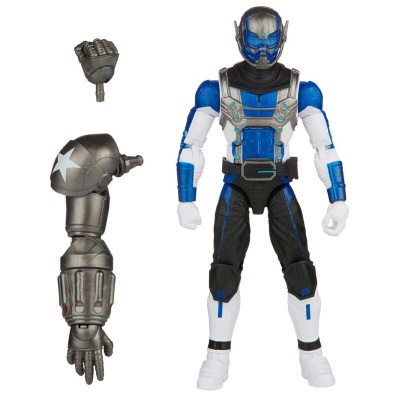 Boneco de ação com elementos azuis, brancos e pretos e acessórios prateados.