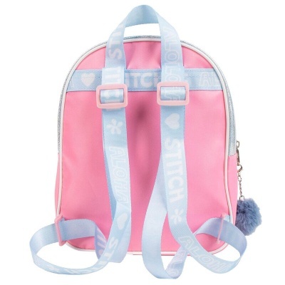 Mochila rosa com alças azuis claras e pompom azul em fundo branco