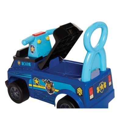 Carrinho de brincar azul com volante azul claro e símbolos de estrela