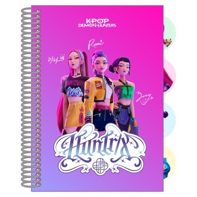 Caderno rosa e lilás com personagens femininas animadas e texto K-POP DEMON HUNTERS