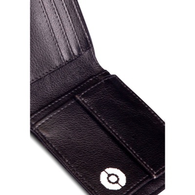 Carteira preta de couro masculino com textura granulada e logo branco