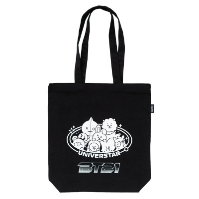 Mala tote preta com estampa branca de personagens animados e texto UNIVERSSTAR BT21