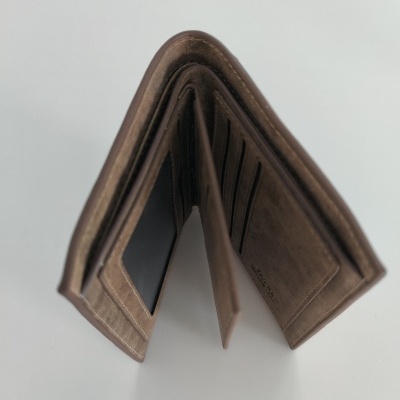 Carteira masculina em pele castanha com compartimentos para cartões e janelas transparentes