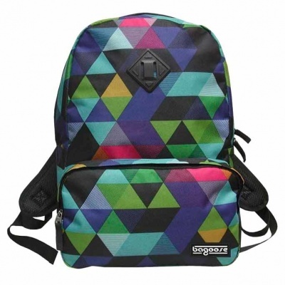Mochila colorida com padrão geométrico de triângulos e bolso frontal