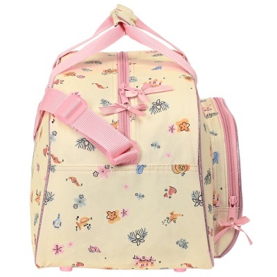 Mala de viagem creme com padrão floral e animais e alças rosas