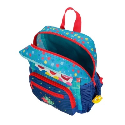 Mochila infantil azul turquesa com padrão colorido e bolso frontal azul com tubarões