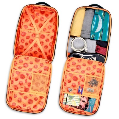 Duas bolsas organizadoras de viagem laranja com padrão de bolas de basquete, uma vazia e outra com itens organizados