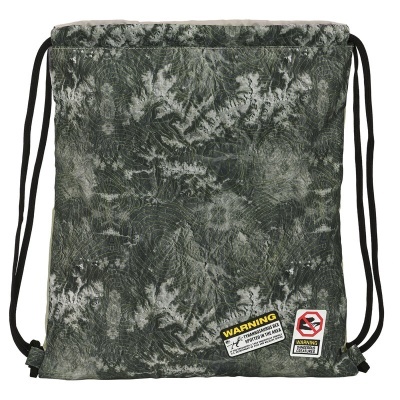 Mochila saco verde com padrão topográfico e etiquetas de aviso no canto inferior direito