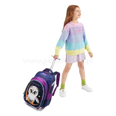 Menina com camisola às riscas e mochila azul com carrinho e estampa de coruja