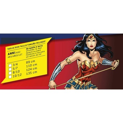 Desenho da Mulher Maravilha ao lado de quadro amarelo com tamanhos e idades.