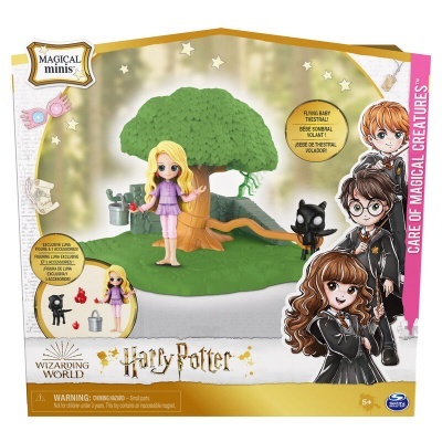 Conjunto de brinquedo Harry Potter com figura, árvore e gato em embalagem