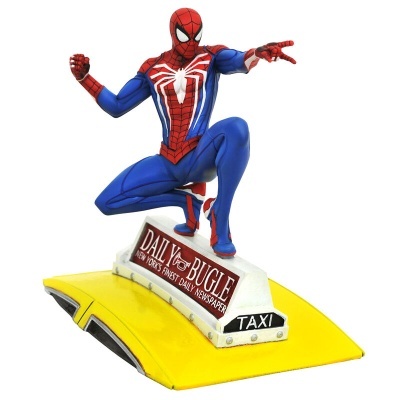 Figurina do Homem-Aranha sobre suporte amarelo de táxi com sinais Daily Bugle e Taxi