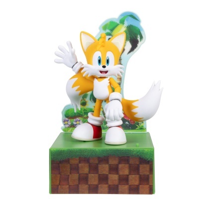 Figura colecionável do personagem Tails em base decorativa verde com quadriculado castanho.