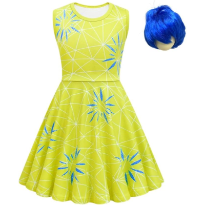 Vestido amarelo com padrão geométrico e flores azuis e peruca azul