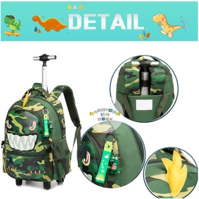 Mochila de rodinhas camuflada verde com dentes ilustrados e chaveiro pendurado