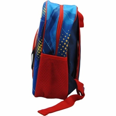 Mochila azul com laterais em rede vermelha e alças vermelhas vista de perfil
