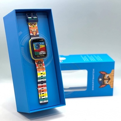 Relógio inteligente com bracelete colorida e caixa azul com imagem de cão