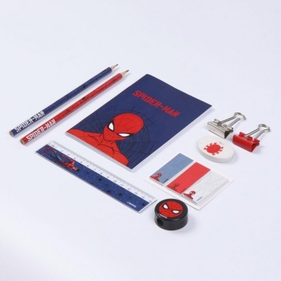 Material escolar Spider-Man com lápis, caderno, régua, clips e acessórios em várias cores.