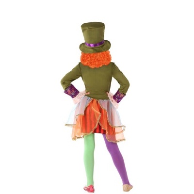 Figura com roupa colorida e chapéu alto vista de costas