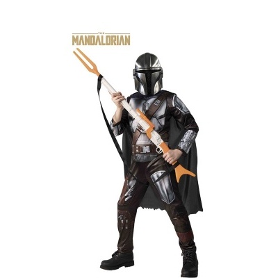 Fantasia infantil do Mandalorian com armadura cinzenta e capa preta