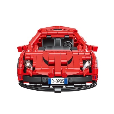 Modelo de carro vermelho construído com blocos de construção