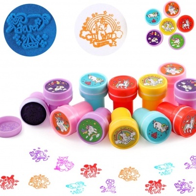 Conjunto de carimbos coloridos com diferentes desenhos de animais e personagens