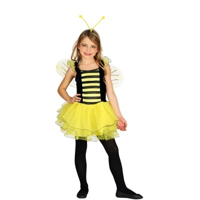 Menina com vestido de abelha amarelo e preto com asas e antenas, collants e sapatos pretos