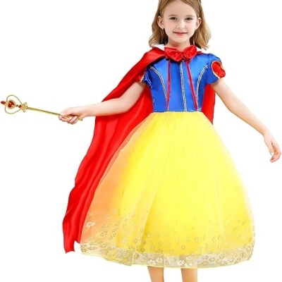 Menina a usar vestido de princesa colorido com capa e acessórios dourados