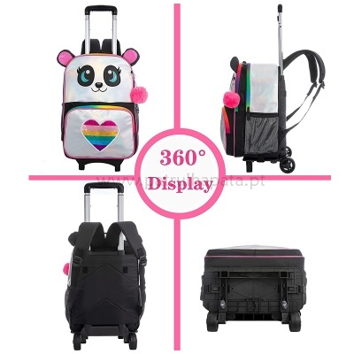 Mochila carrinho panda colorido com coração arco-íris e pompom rosa vista de vários ângulos