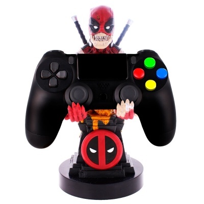 Figura Deadpool a segurar comando de videojogos preto com botões coloridos