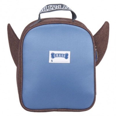 Mochila azul e castanha com orelhas pontiagudas e etiqueta CHASE na frente
