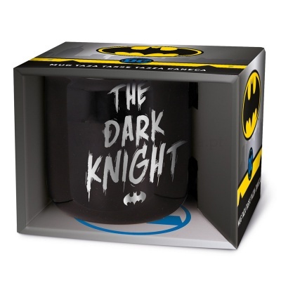 Caneca preta com texto THE DARK KNIGHT e símbolo do Batman na embalagem