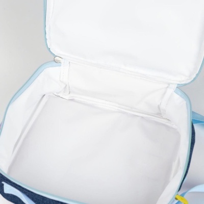 Mala térmica azul escuro com riscas brancas aberta