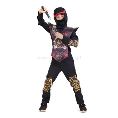 Criança vestindo fantasia de ninja preta com detalhes dourados e vermelhos, segurando arma de brinquedo.
