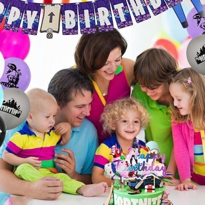 festa de aniversário com bolo decorado do jogo Fortnite, balões e banner 'HAPPY BIRTHDAY'