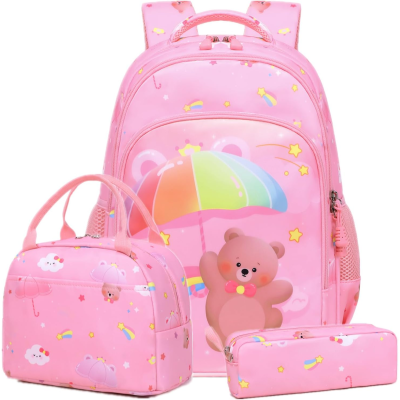 Mochila, lancheira e estojo rosa com estampados de urso, guarda-chuva, estrelas, nuvens e arco-íris