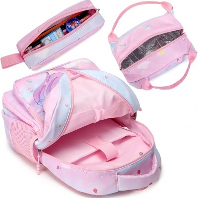 mochila, saco térmico e estojo cor-de-rosa com padrão de corações e nuvens