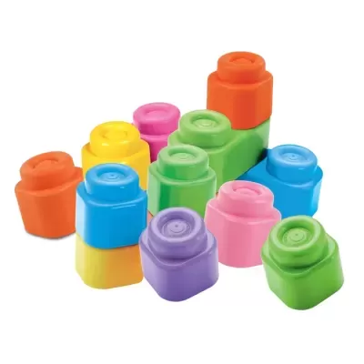 Blocos de construção de plástico coloridos em várias cores sobre fundo branco