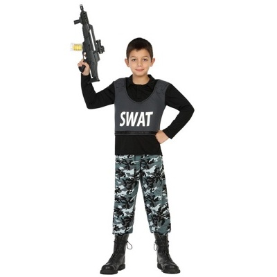 Criança fantasiada com roupa SWAT segurando arma de brinquedo