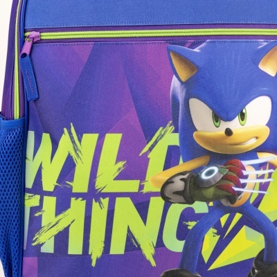 Mochila azul e roxa com estampa do Sonic e texto WILD THINGS