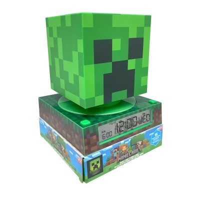 Despertador digital Minecraft com cabeça verde do Creeper e base decorada.