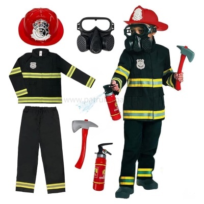 Fantasia infantil de bombeiro com capacete vermelho, máscara, casaco e calças pretas com faixas amarelas e acessórios