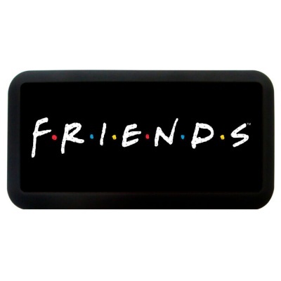 Placa preta com a palavra FRIENDS em branco e pontos coloridos